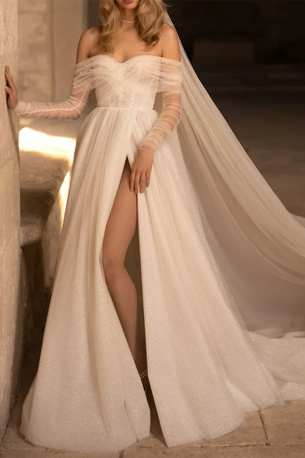 Abito da sposa in stile country con scollo a cuore e maniche lunghe abbinato a strascico a palazzo